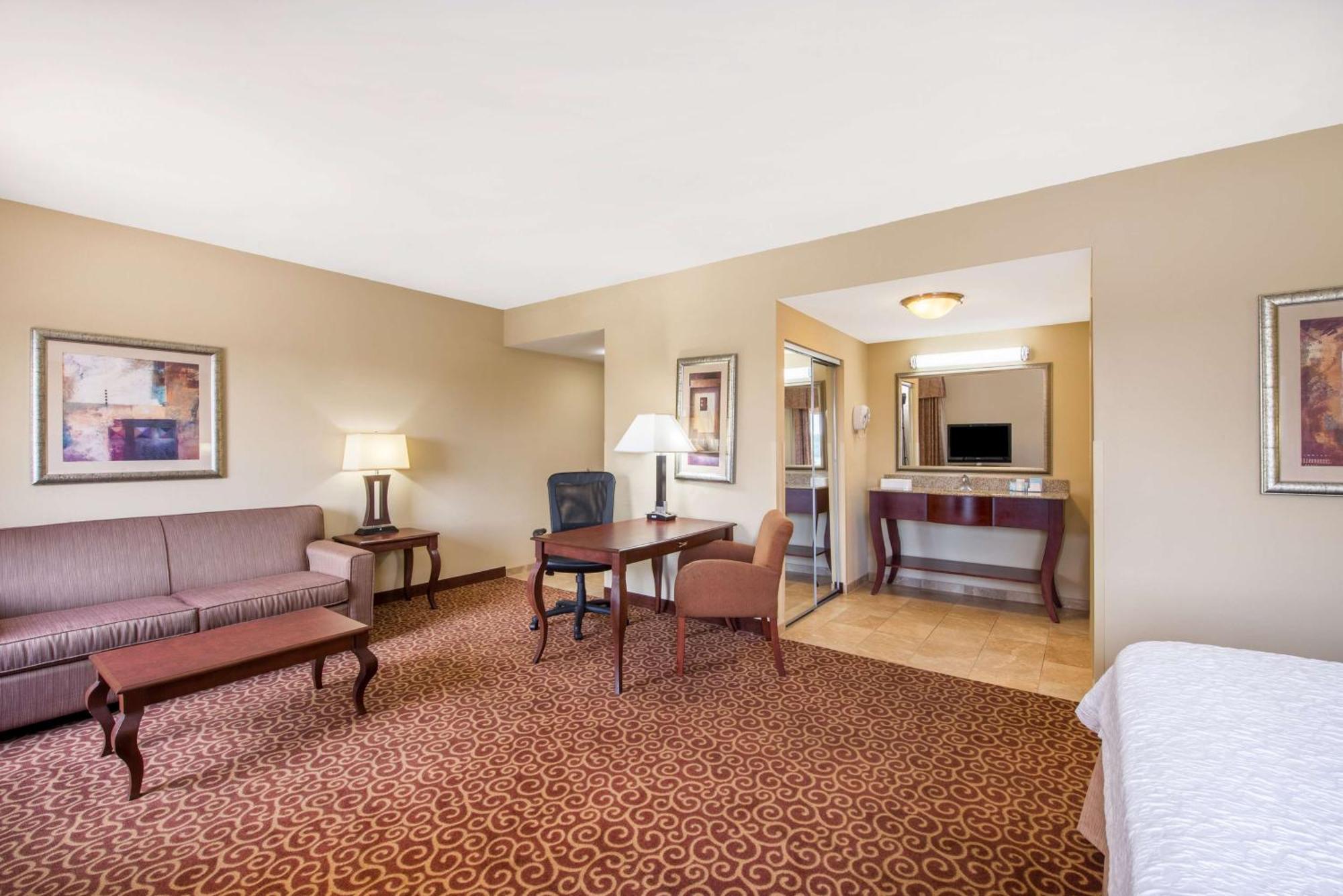 Hotel Hampton & - South
